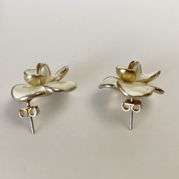 Cream Flower Enamel Earrings - Picture 7 of 7